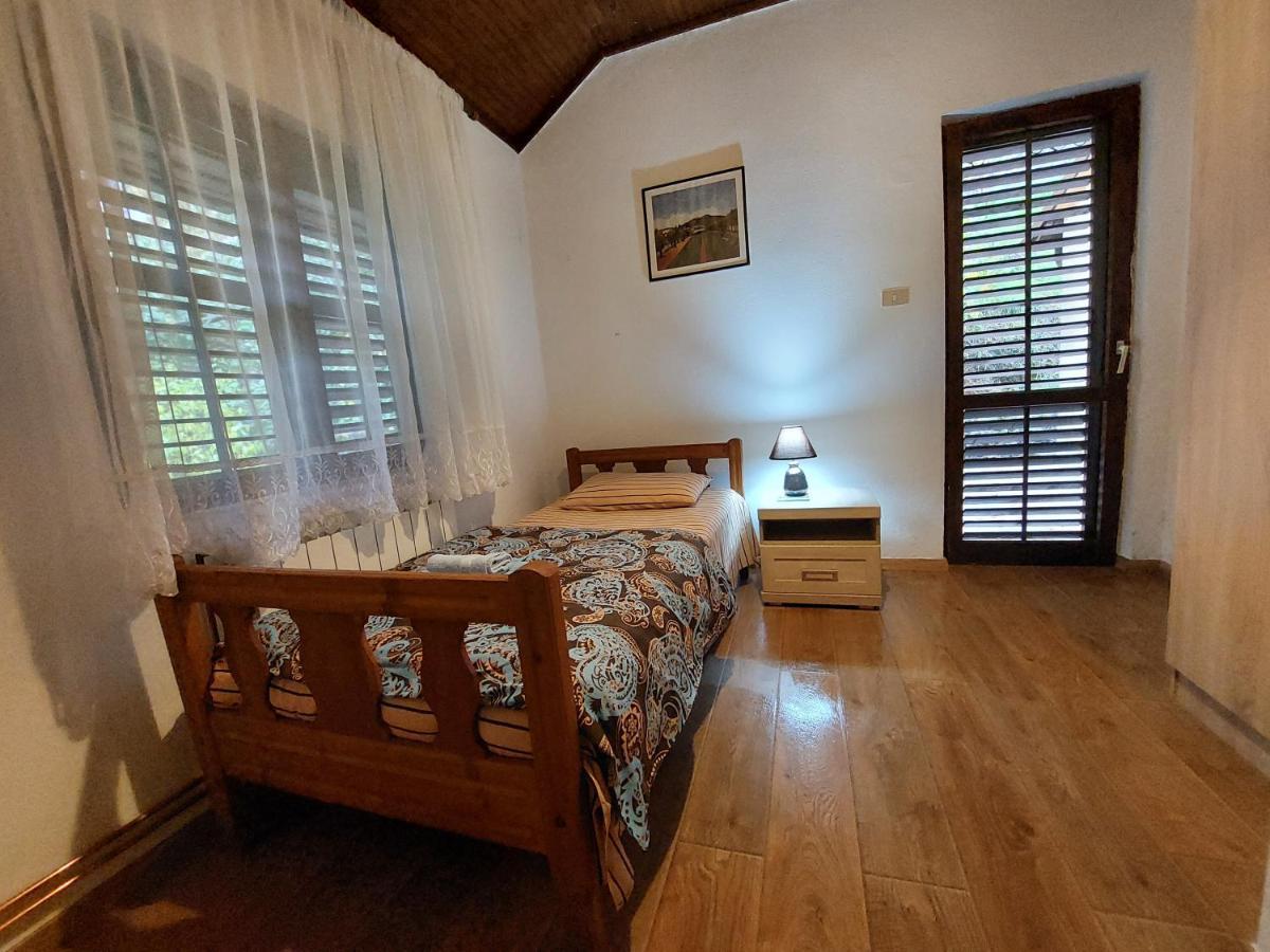Holiday Home Milanovic ツェティニェ エクステリア 写真