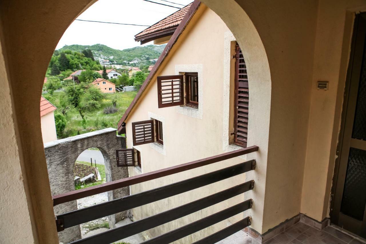 Holiday Home Milanovic ツェティニェ エクステリア 写真